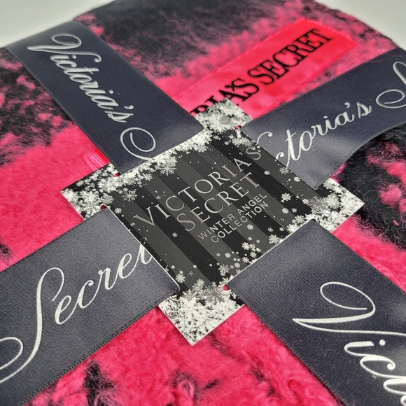 NWT Victoria's Secret Winter Angel Collection Fuchsia Buffalo Check Scarf - Picture 3 of 6